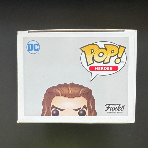 Funko Aquaman Exclusive Vinyl Figure with Motherbox - Picture 6 of 7